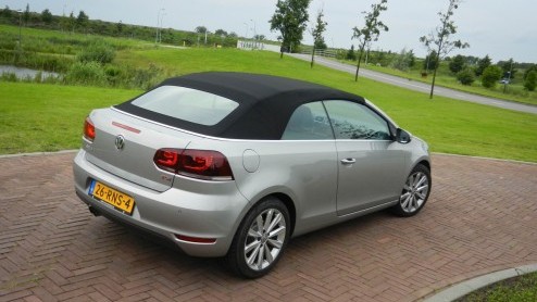 De Volkswagen Golf Cabriolet is er weer! Na negen jaar afwezigheid keert het model terug in het modellengamma van de Duitsers. Zijn showroomdebuut midden in de zomermaand augustus is niet toevallig; m
