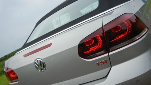 De Volkswagen Golf Cabriolet is er weer! Na negen jaar afwezigheid keert het model terug in het modellengamma van de Duitsers. Zijn showroomdebuut midden in de zomermaand augustus is niet toevallig; m
