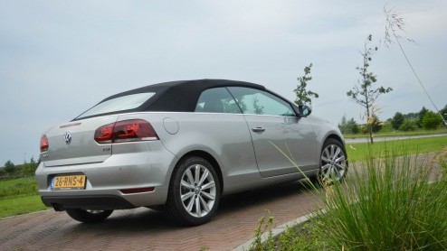 De Volkswagen Golf Cabriolet is er weer! Na negen jaar afwezigheid keert het model terug in het modellengamma van de Duitsers. Zijn showroomdebuut midden in de zomermaand augustus is niet toevallig; m