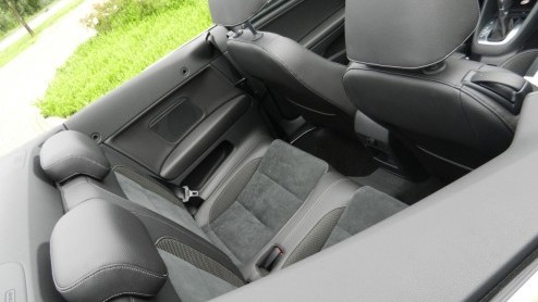 De Volkswagen Golf Cabriolet is er weer! Na negen jaar afwezigheid keert het model terug in het modellengamma van de Duitsers. Zijn showroomdebuut midden in de zomermaand augustus is niet toevallig; m