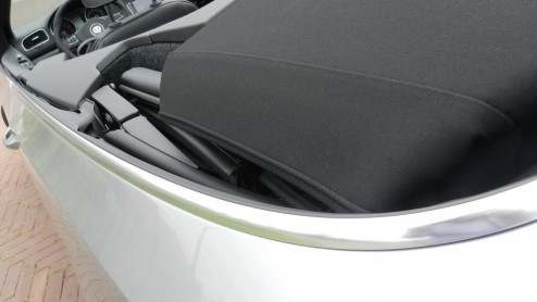 De Volkswagen Golf Cabriolet is er weer! Na negen jaar afwezigheid keert het model terug in het modellengamma van de Duitsers. Zijn showroomdebuut midden in de zomermaand augustus is niet toevallig; m