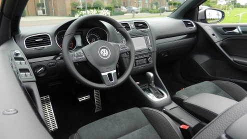 De Volkswagen Golf Cabriolet is er weer! Na negen jaar afwezigheid keert het model terug in het modellengamma van de Duitsers. Zijn showroomdebuut midden in de zomermaand augustus is niet toevallig; m