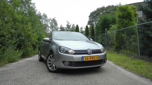 De Volkswagen Golf Cabriolet is er weer! Na negen jaar afwezigheid keert het model terug in het modellengamma van de Duitsers. Zijn showroomdebuut midden in de zomermaand augustus is niet toevallig; m