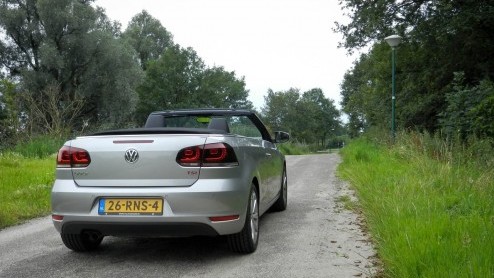 De Volkswagen Golf Cabriolet is er weer! Na negen jaar afwezigheid keert het model terug in het modellengamma van de Duitsers. Zijn showroomdebuut midden in de zomermaand augustus is niet toevallig; m