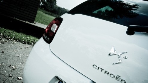 De Citron DS3 heeft zich bewezen als een eigenwijze Fransoos met een gezonde portie dynamiek. Daarom kijken we niet eens vreemd op dat het merk 'spaarzaam dieselen' ook op eigen wijze interpreteert.