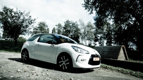 De Citron DS3 heeft zich bewezen als een eigenwijze Fransoos met een gezonde portie dynamiek. Daarom kijken we niet eens vreemd op dat het merk 'spaarzaam dieselen' ook op eigen wijze interpreteert.
