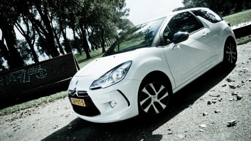 De Citron DS3 heeft zich bewezen als een eigenwijze Fransoos met een gezonde portie dynamiek. Daarom kijken we niet eens vreemd op dat het merk 'spaarzaam dieselen' ook op eigen wijze interpreteert.