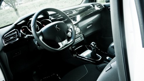 De Citron DS3 heeft zich bewezen als een eigenwijze Fransoos met een gezonde portie dynamiek. Daarom kijken we niet eens vreemd op dat het merk 'spaarzaam dieselen' ook op eigen wijze interpreteert.