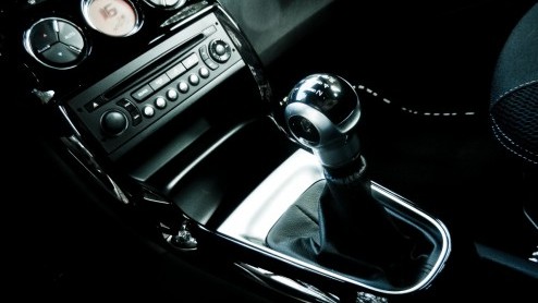 De Citron DS3 heeft zich bewezen als een eigenwijze Fransoos met een gezonde portie dynamiek. Daarom kijken we niet eens vreemd op dat het merk 'spaarzaam dieselen' ook op eigen wijze interpreteert.