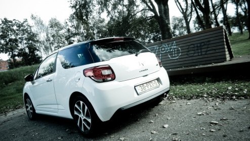 De Citron DS3 heeft zich bewezen als een eigenwijze Fransoos met een gezonde portie dynamiek. Daarom kijken we niet eens vreemd op dat het merk 'spaarzaam dieselen' ook op eigen wijze interpreteert.