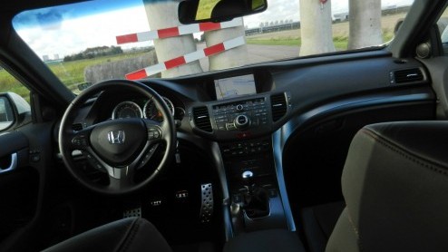 De sportiviteit van de Honda Accord Tourer Type S ligt er vrij dik bovenop. Met de 180 pk sterke 2.2 i-DTEC kan het woord ook bij de daad worden gevoegd. Toch schuilt er nog een geheim in deze vlotte 