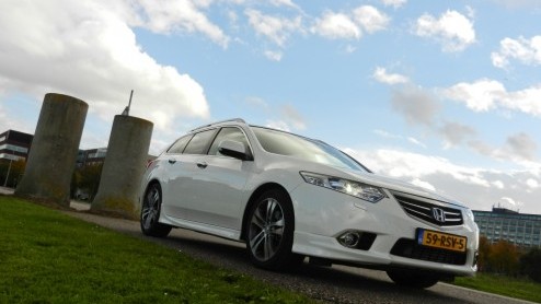 De sportiviteit van de Honda Accord Tourer Type S ligt er vrij dik bovenop. Met de 180 pk sterke 2.2 i-DTEC kan het woord ook bij de daad worden gevoegd. Toch schuilt er nog een geheim in deze vlotte 