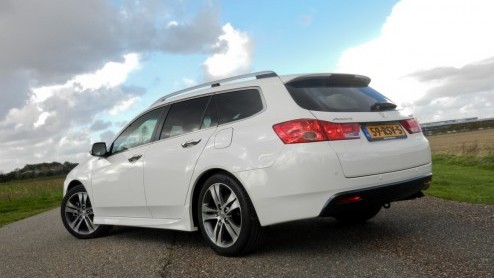 De sportiviteit van de Honda Accord Tourer Type S ligt er vrij dik bovenop. Met de 180 pk sterke 2.2 i-DTEC kan het woord ook bij de daad worden gevoegd. Toch schuilt er nog een geheim in deze vlotte 