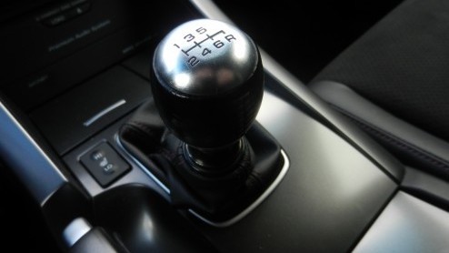 De sportiviteit van de Honda Accord Tourer Type S ligt er vrij dik bovenop. Met de 180 pk sterke 2.2 i-DTEC kan het woord ook bij de daad worden gevoegd. Toch schuilt er nog een geheim in deze vlotte 