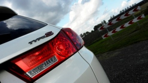 De sportiviteit van de Honda Accord Tourer Type S ligt er vrij dik bovenop. Met de 180 pk sterke 2.2 i-DTEC kan het woord ook bij de daad worden gevoegd. Toch schuilt er nog een geheim in deze vlotte 