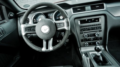 Voor veel sportievelingen is een snelle auto van een Duits merk een jongensdroom. Maar weet echter dat de Amerikanen er ook wat van kunnen. Een pony car als de Ford Mustang lijkt misschien geen seri