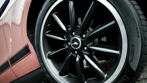 Voor veel sportievelingen is een snelle auto van een Duits merk een jongensdroom. Maar weet echter dat de Amerikanen er ook wat van kunnen. Een pony car als de Ford Mustang lijkt misschien geen seri