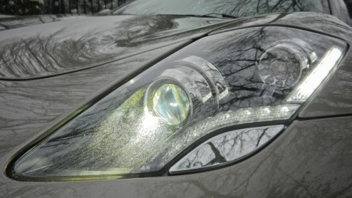 De Porsche Panamera en Maserati Quattroporte hebben er sinds kort een bijzondere tegenstander bij: de Fisker Karma. Wel eens van gehoord? Een elektrisch aangedreven Gran Turismo voorzien van alle luxe