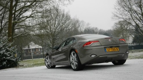 De Porsche Panamera en Maserati Quattroporte hebben er sinds kort een bijzondere tegenstander bij: de Fisker Karma. Wel eens van gehoord? Een elektrisch aangedreven Gran Turismo voorzien van alle luxe