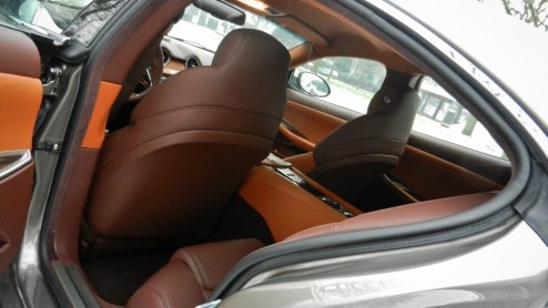 De Porsche Panamera en Maserati Quattroporte hebben er sinds kort een bijzondere tegenstander bij: de Fisker Karma. Wel eens van gehoord? Een elektrisch aangedreven Gran Turismo voorzien van alle luxe