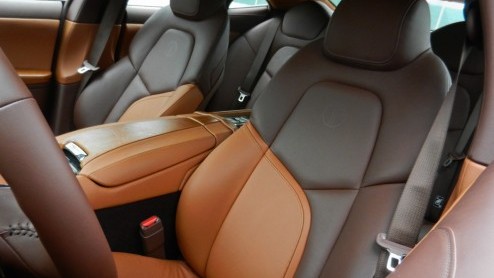 De Porsche Panamera en Maserati Quattroporte hebben er sinds kort een bijzondere tegenstander bij: de Fisker Karma. Wel eens van gehoord? Een elektrisch aangedreven Gran Turismo voorzien van alle luxe