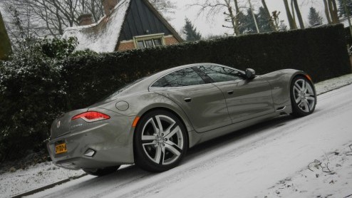 De Porsche Panamera en Maserati Quattroporte hebben er sinds kort een bijzondere tegenstander bij: de Fisker Karma. Wel eens van gehoord? Een elektrisch aangedreven Gran Turismo voorzien van alle luxe