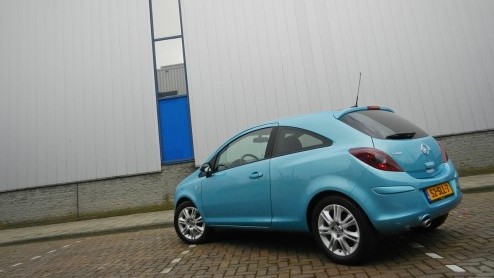 Het zal geen nieuws zijn dat je met een auto op LPG stukken voordeliger kan rijden. Bij de driedeurs Corsa 1.2 LPG gaat die vlieger dubbel op want die is ook nog eens BPM- en wegenbelastingvrij. Zo'n