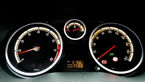 Het zal geen nieuws zijn dat je met een auto op LPG stukken voordeliger kan rijden. Bij de driedeurs Corsa 1.2 LPG gaat die vlieger dubbel op want die is ook nog eens BPM- en wegenbelastingvrij. Zo'n
