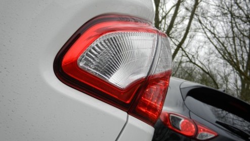 De Nissan Qashqai staat aan de wieg van het crossover-segment. Vijf jaar na zijn introductie gooit landgenoot Mazda de CX-5 in de strijd. Heeft de volledig met de SkyActiv-filosofie ontwikkelde Mazda