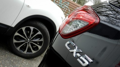 De Nissan Qashqai staat aan de wieg van het crossover-segment. Vijf jaar na zijn introductie gooit landgenoot Mazda de CX-5 in de strijd. Heeft de volledig met de SkyActiv-filosofie ontwikkelde Mazda