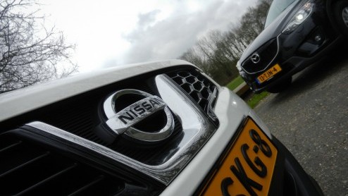 De Nissan Qashqai staat aan de wieg van het crossover-segment. Vijf jaar na zijn introductie gooit landgenoot Mazda de CX-5 in de strijd. Heeft de volledig met de SkyActiv-filosofie ontwikkelde Mazda