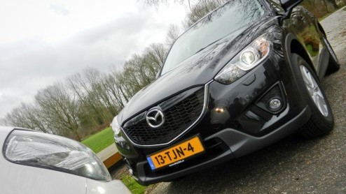 De Nissan Qashqai staat aan de wieg van het crossover-segment. Vijf jaar na zijn introductie gooit landgenoot Mazda de CX-5 in de strijd. Heeft de volledig met de SkyActiv-filosofie ontwikkelde Mazda