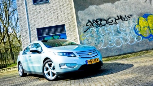 Is de Chevrolet Volt nou een elektrische auto met een benzinemotor als generator of toch eigenlijk een plug-in hybride? Het uitgangspunt is hoe dan ook identiek: zoveel mogelijk elektrisch rijden en n