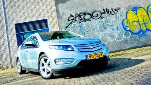Is de Chevrolet Volt nou een elektrische auto met een benzinemotor als generator of toch eigenlijk een plug-in hybride? Het uitgangspunt is hoe dan ook identiek: zoveel mogelijk elektrisch rijden en n