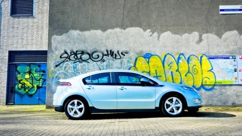 Is de Chevrolet Volt nou een elektrische auto met een benzinemotor als generator of toch eigenlijk een plug-in hybride? Het uitgangspunt is hoe dan ook identiek: zoveel mogelijk elektrisch rijden en n