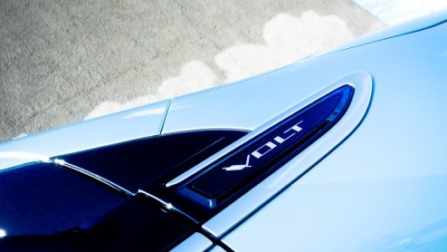 Is de Chevrolet Volt nou een elektrische auto met een benzinemotor als generator of toch eigenlijk een plug-in hybride? Het uitgangspunt is hoe dan ook identiek: zoveel mogelijk elektrisch rijden en n