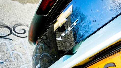 Is de Chevrolet Volt nou een elektrische auto met een benzinemotor als generator of toch eigenlijk een plug-in hybride? Het uitgangspunt is hoe dan ook identiek: zoveel mogelijk elektrisch rijden en n