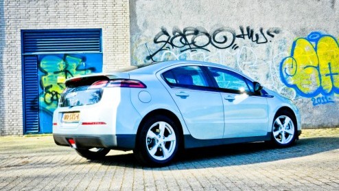 Is de Chevrolet Volt nou een elektrische auto met een benzinemotor als generator of toch eigenlijk een plug-in hybride? Het uitgangspunt is hoe dan ook identiek: zoveel mogelijk elektrisch rijden en n