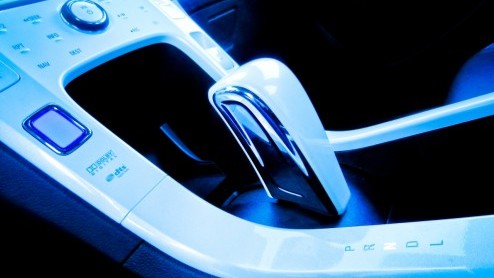 Is de Chevrolet Volt nou een elektrische auto met een benzinemotor als generator of toch eigenlijk een plug-in hybride? Het uitgangspunt is hoe dan ook identiek: zoveel mogelijk elektrisch rijden en n