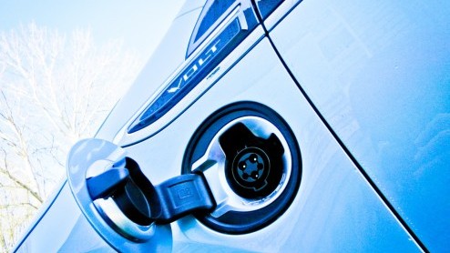 Is de Chevrolet Volt nou een elektrische auto met een benzinemotor als generator of toch eigenlijk een plug-in hybride? Het uitgangspunt is hoe dan ook identiek: zoveel mogelijk elektrisch rijden en n