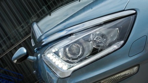 De nieuwe Citron DS5 is geen auto die zomaar in een hokje te plaatsen valt. En daar zijn de Fransen ongetwijfeld heel blij mee. Is het een sportieve crossover of toch vooral een vijfdeurs eye-catcher