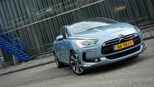 De nieuwe Citron DS5 is geen auto die zomaar in een hokje te plaatsen valt. En daar zijn de Fransen ongetwijfeld heel blij mee. Is het een sportieve crossover of toch vooral een vijfdeurs eye-catcher