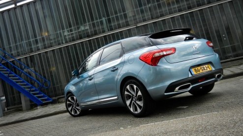 De nieuwe Citron DS5 is geen auto die zomaar in een hokje te plaatsen valt. En daar zijn de Fransen ongetwijfeld heel blij mee. Is het een sportieve crossover of toch vooral een vijfdeurs eye-catcher