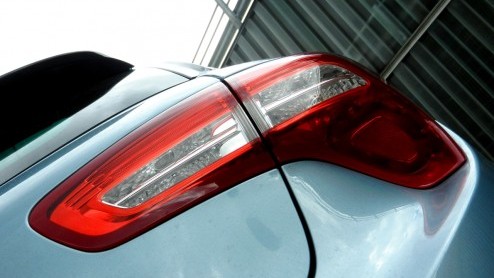 De nieuwe Citron DS5 is geen auto die zomaar in een hokje te plaatsen valt. En daar zijn de Fransen ongetwijfeld heel blij mee. Is het een sportieve crossover of toch vooral een vijfdeurs eye-catcher