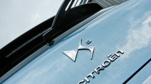 De nieuwe Citron DS5 is geen auto die zomaar in een hokje te plaatsen valt. En daar zijn de Fransen ongetwijfeld heel blij mee. Is het een sportieve crossover of toch vooral een vijfdeurs eye-catcher