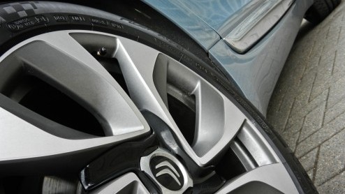 De nieuwe Citron DS5 is geen auto die zomaar in een hokje te plaatsen valt. En daar zijn de Fransen ongetwijfeld heel blij mee. Is het een sportieve crossover of toch vooral een vijfdeurs eye-catcher