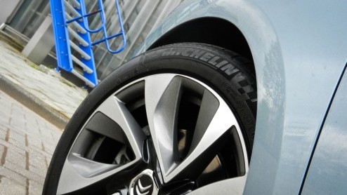 De nieuwe Citron DS5 is geen auto die zomaar in een hokje te plaatsen valt. En daar zijn de Fransen ongetwijfeld heel blij mee. Is het een sportieve crossover of toch vooral een vijfdeurs eye-catcher