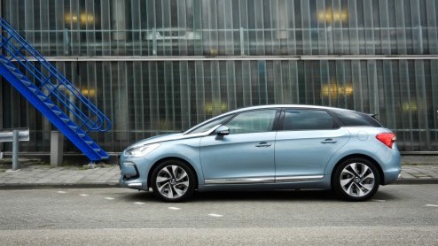De nieuwe Citron DS5 is geen auto die zomaar in een hokje te plaatsen valt. En daar zijn de Fransen ongetwijfeld heel blij mee. Is het een sportieve crossover of toch vooral een vijfdeurs eye-catcher