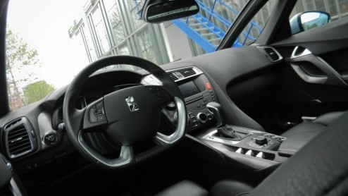 De nieuwe Citron DS5 is geen auto die zomaar in een hokje te plaatsen valt. En daar zijn de Fransen ongetwijfeld heel blij mee. Is het een sportieve crossover of toch vooral een vijfdeurs eye-catcher
