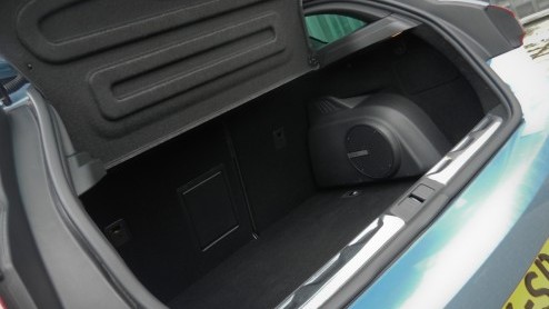 De nieuwe Citron DS5 is geen auto die zomaar in een hokje te plaatsen valt. En daar zijn de Fransen ongetwijfeld heel blij mee. Is het een sportieve crossover of toch vooral een vijfdeurs eye-catcher